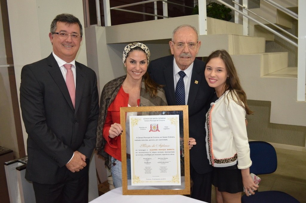 You are currently viewing Ex-prefeito de Criciúma Algemiro Manique Barreto é homenageado em Sessão Especial realizada na AMREC