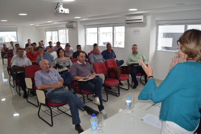 You are currently viewing Ausência do Estado na reunião da FECAM causa insatisfação dos prefeitos