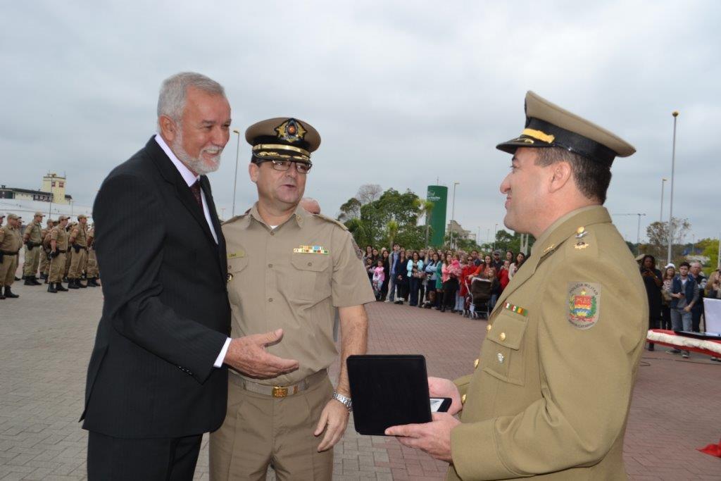 Read more about the article Prefeito de Cocal recebe título Amigos da Polícia Militar