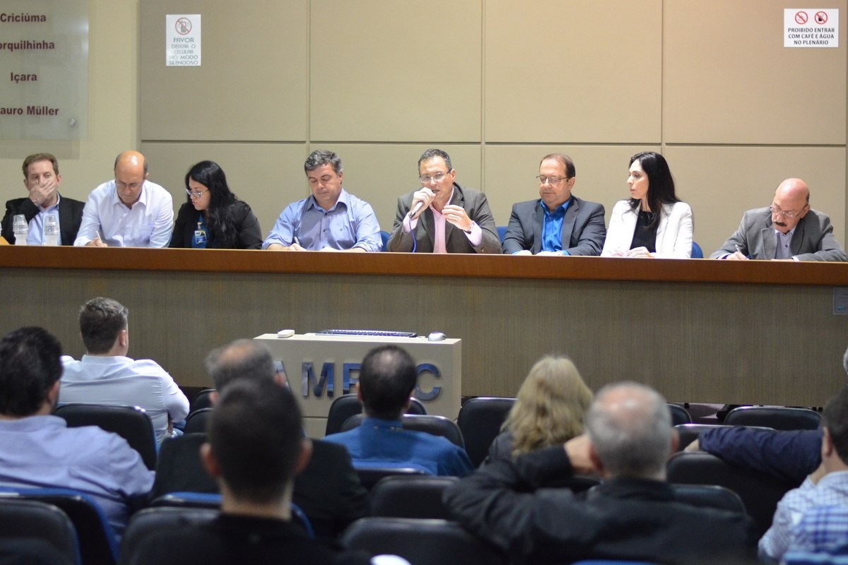 You are currently viewing Reunião na AMREC debate futuro Aeroporto Diomício Freitas, convênios federais e estaduais