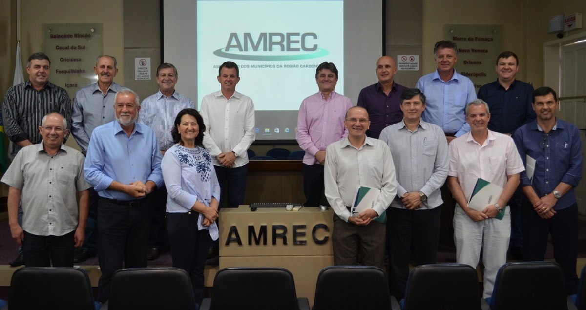 Read more about the article Prefeitos são apresentados a AMREC