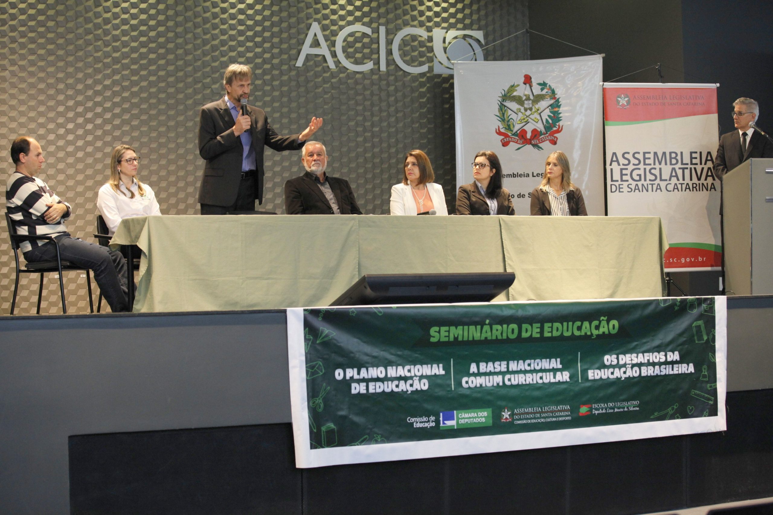 Read more about the article Seminário Estadual de Educação debate futuro do Plano Nacional da Educação