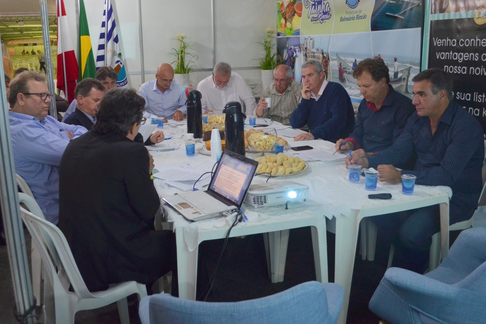 You are currently viewing Prefeitos realizam reunião da AMREC em Urussanga para prestigiar Festa do Vinho