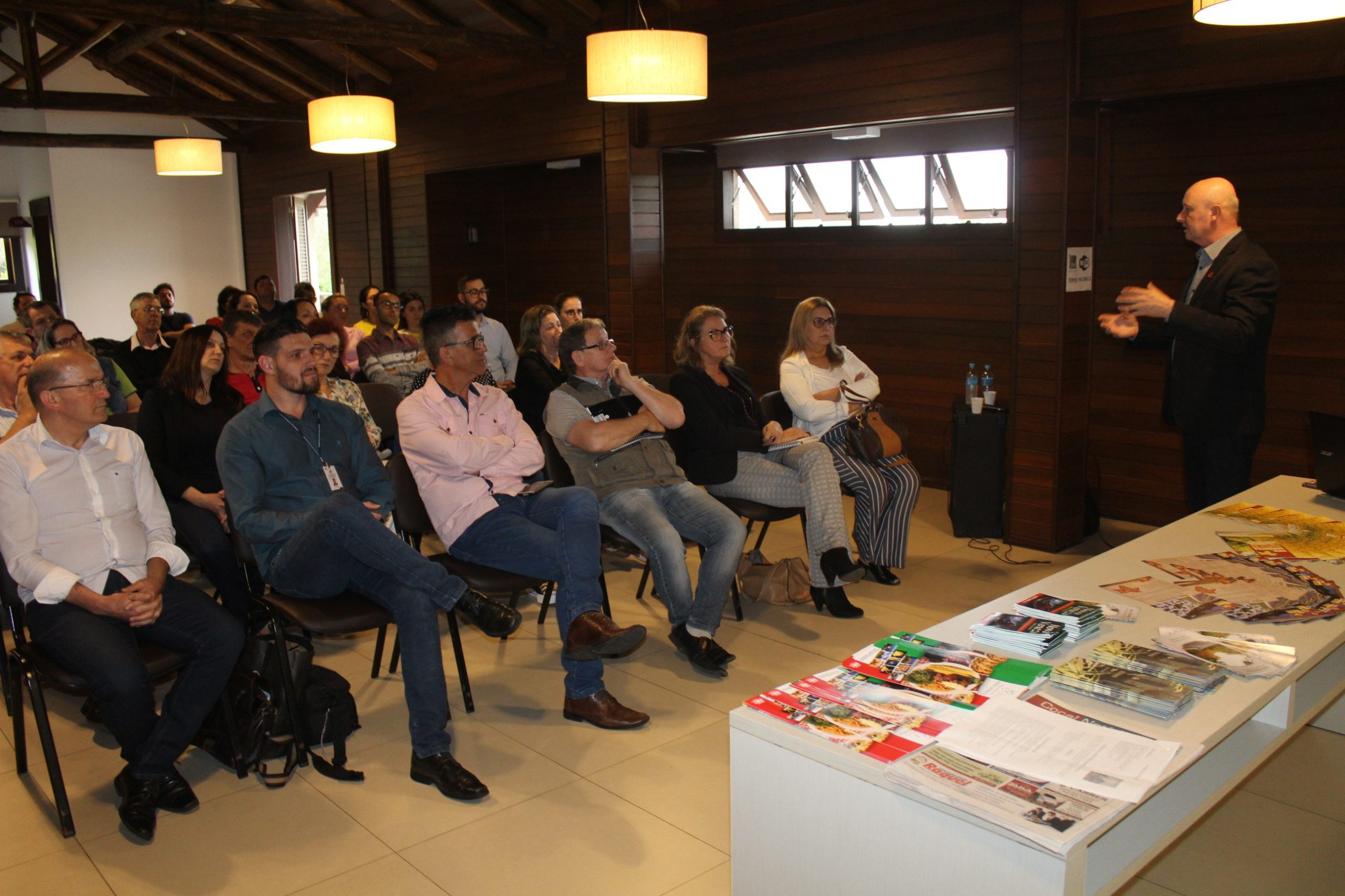 You are currently viewing Colegiado de Cultura e Turismo da AMREC realiza palestra com o fundador da Rota Romântica