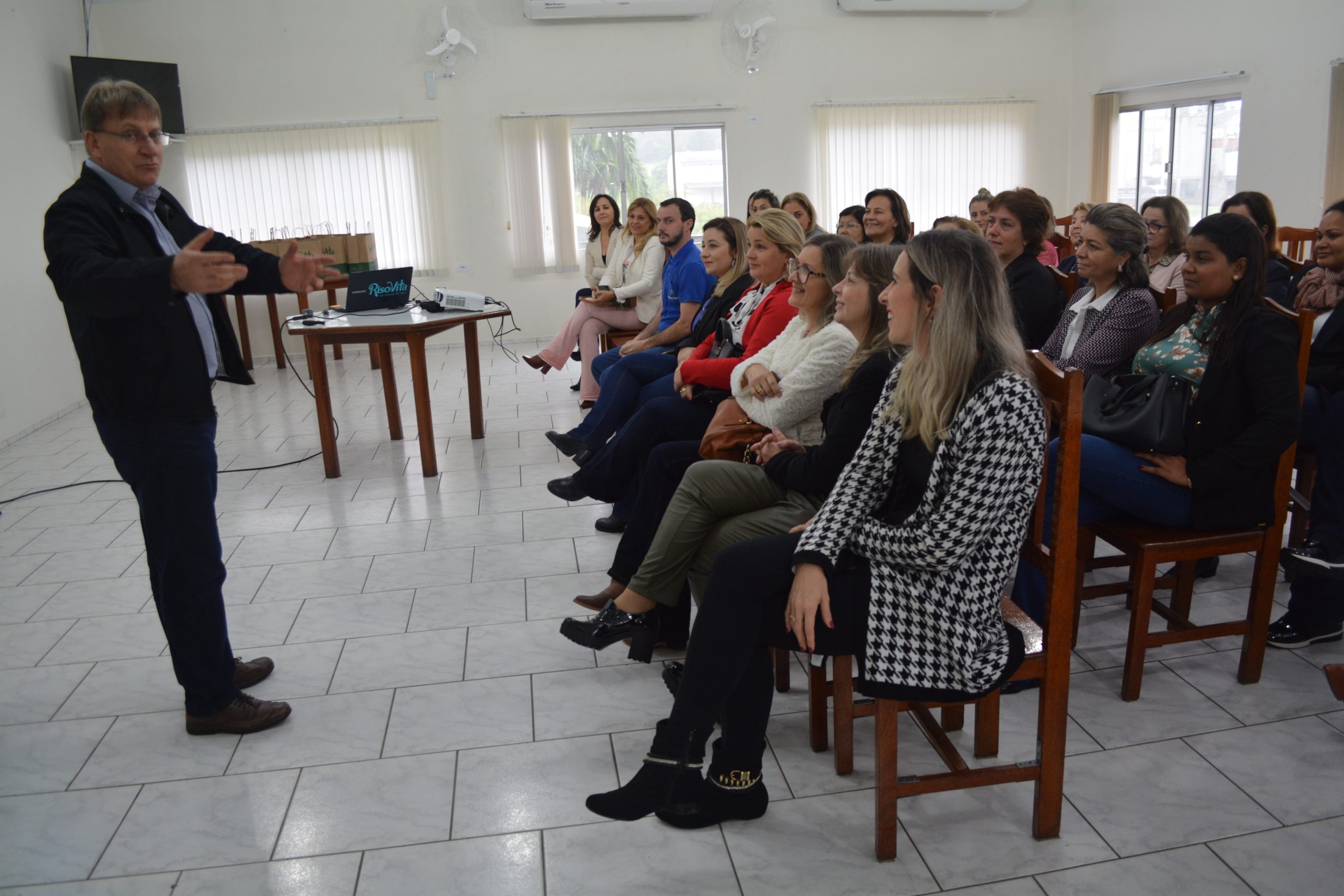 Read more about the article Morro da Fumaça recebe encontro de primeiras-damas da Amrec