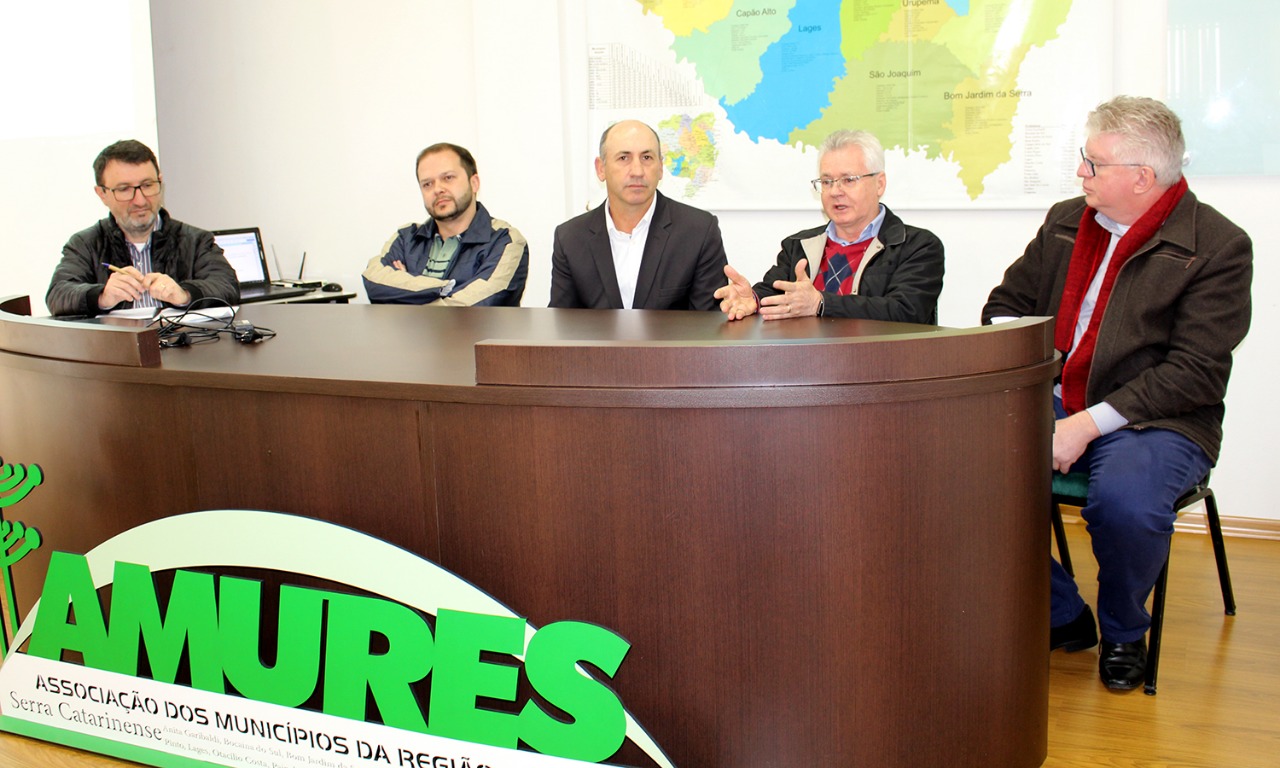 Read more about the article EXECUTIVOS DAS ASSOCIAÇÕES DE MUNICÍPIOS REUNIDOS EM LAGES