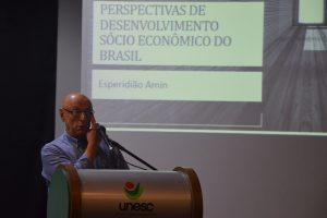 Read more about the article Prefeitos da AMREC participam de palestra do Senador Espiridião Amin na UNESC