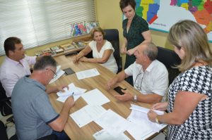 Read more about the article Núcleo de Gestão de Convênios da região Carbonífera celebra contratos com três municípios para obras e aquisição de veículos