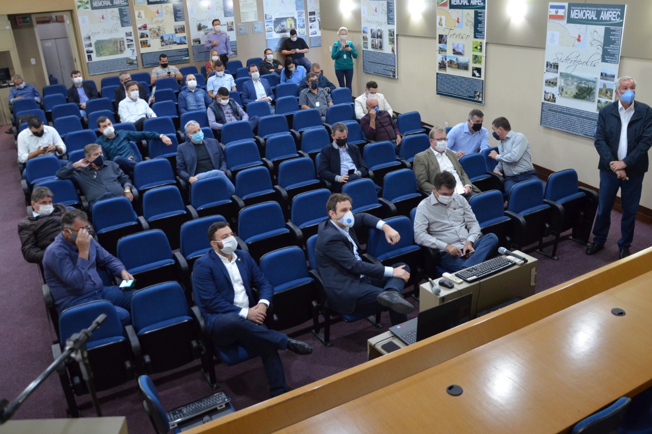 You are currently viewing Deputados Federais participam de reunião com prefeito da AMREC para debater as consequências da pandemia