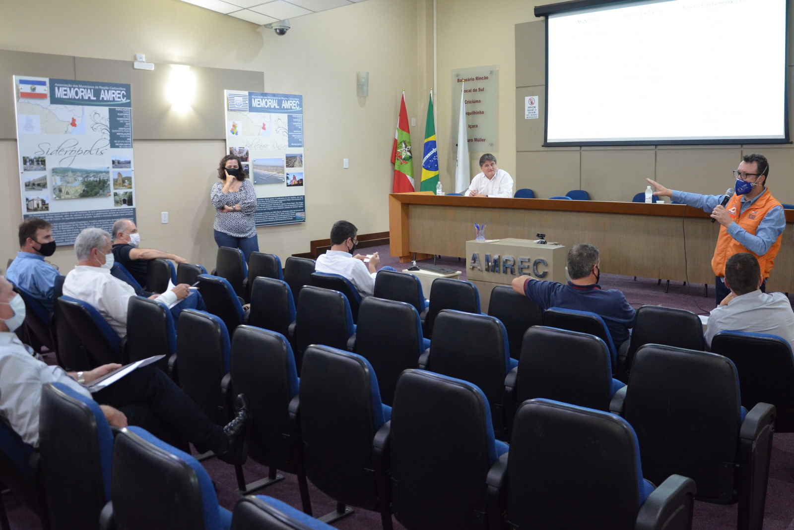 You are currently viewing Prefeito debatem volta as aulas e manutenção das rodovias estaduais