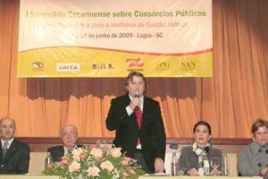 Read more about the article Prefeitos da AMREC participam de Seminário em Lages