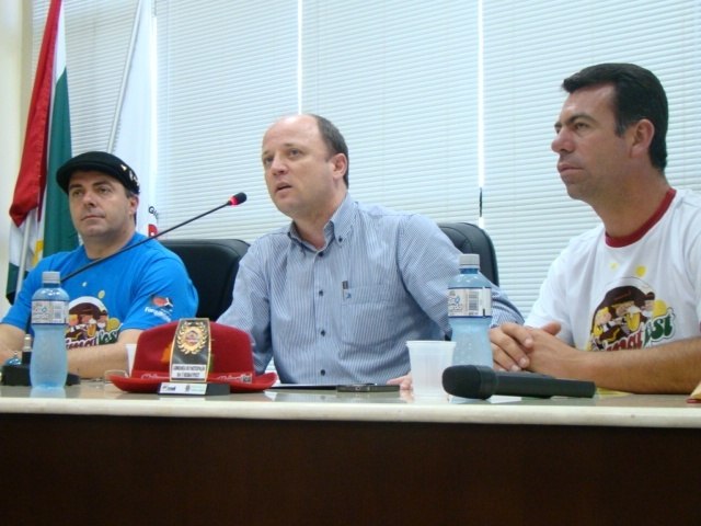 You are currently viewing Prefeito Douglas Warmling preside reunião da Fecam em Forquilhinha