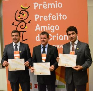 Read more about the article Prefeitos da Amrec recebem Prêmio Amigo da Criança