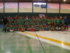 Read more about the article Mais de 100 atletas do futsal recebem uniformes