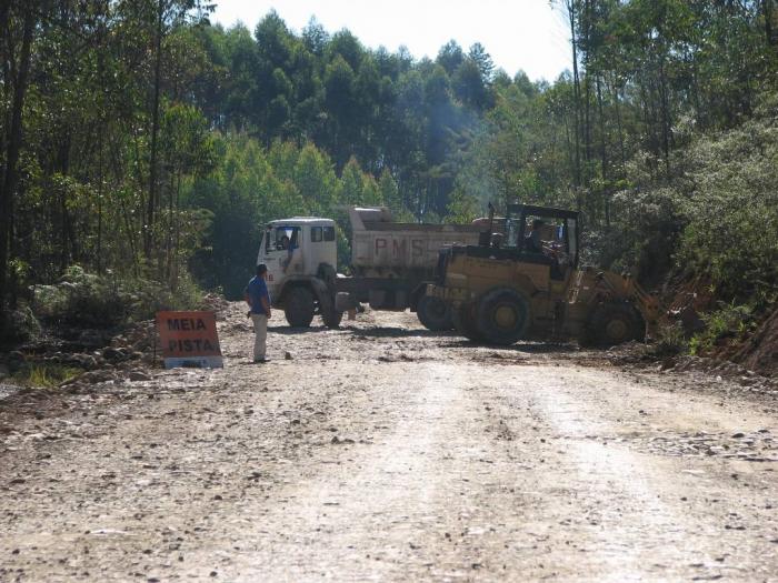 Read more about the article Máquinas trabalham na estrada até a barragem em Siderópolis