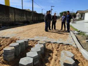 Read more about the article Prefeito Gentil vistoria obra de pavimentação na localidade de Segunda Linha