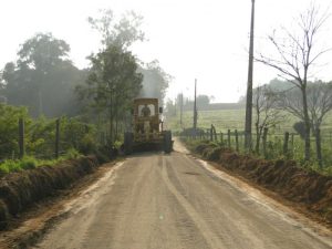 Read more about the article Bairros içarenses recebem os serviços de recuperação em vias não pavimentadas