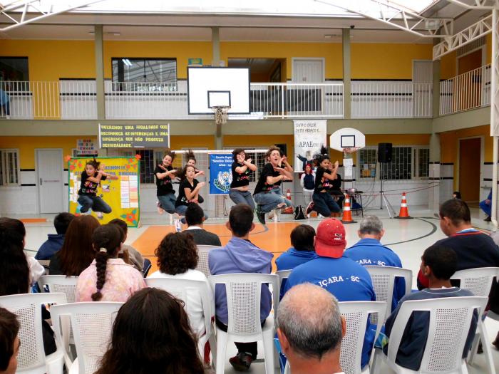 You are currently viewing Alunos das oficinas culturais fazem apresentação na APAE de Içara