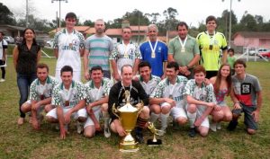 Read more about the article Loteamento levou a taça Vilso Savaris em Campeonato Interbairros de Futebol Suíço de Treviso