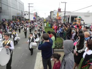 Read more about the article Forquilhinha homenageia ex-professores e ex-secretários de educação em desfile cívico