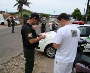 Read more about the article Guarda Municipal realiza blitz nos bairros e orienta motoristas