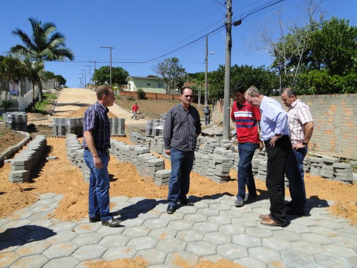 You are currently viewing Prefeito Gentil da Luz vistoria obras de pavimentação em Içara