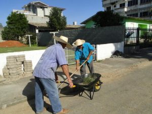 Read more about the article Secretaria de Obras recupera praças e estradas