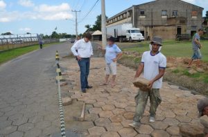 Read more about the article Rodovia em São Bento Baixo recebe lajotamento