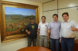 Read more about the article Nova Veneza – Prefeito recebe campeões do enduro da lua cheia