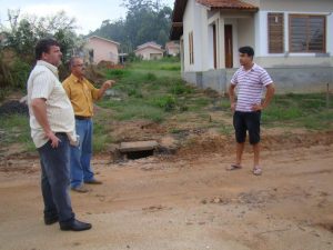 Read more about the article Morro da Fumaça – Prefeito vistoria bueiros no município