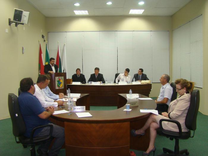 You are currently viewing Prefeito Lei Alexandre participa da Sessão da Câmara e faz saudação aos vereadores