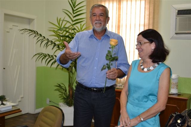 You are currently viewing Mulheres são acolhidas e homenageadas com flores na prefeitura de Cocal