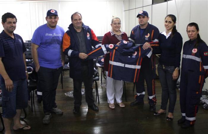 You are currently viewing Prefeito Fabrício entrega novos uniformes ao SAMU de Lauro Müller