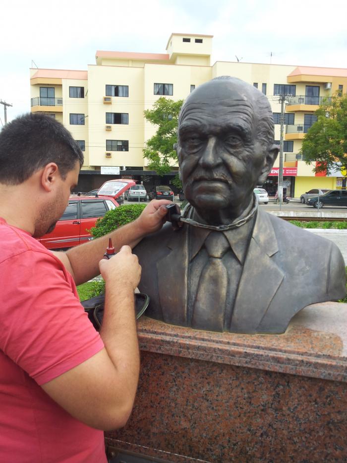 You are currently viewing Busto de ex-prefeito Jorge Silva é alvo de vandalismo na praça da prefeitura