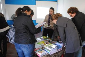 Read more about the article Educadores da rede municipal escolhem livros didáticos para anos finais