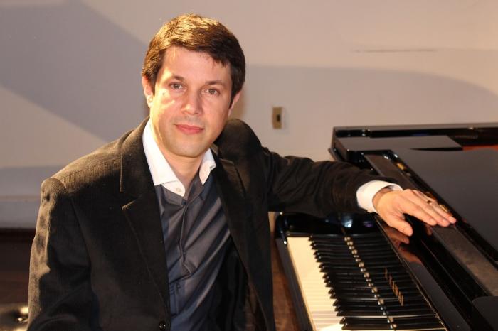 Read more about the article Pianista Luís Cláudio Barros dará aula gratuita no Teatro Elias Angeloni