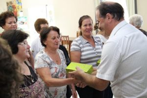 Read more about the article Governo do Município faz entrega de chocolates de Páscoa aos grupos Bem Viver