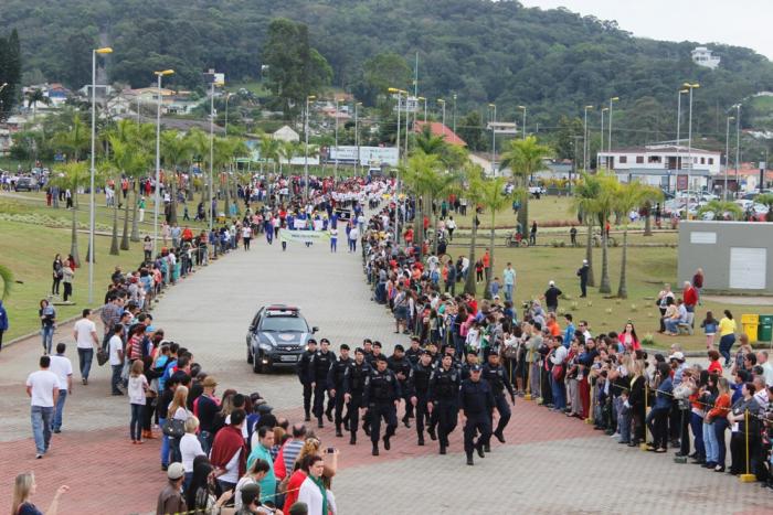 Read more about the article Desfile cívico-militar de Criciúma atrai milhares de pessoas ao Parque das Nações