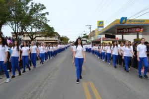 Read more about the article Escritor Rubem Alves é homenageado durante desfile Cívico