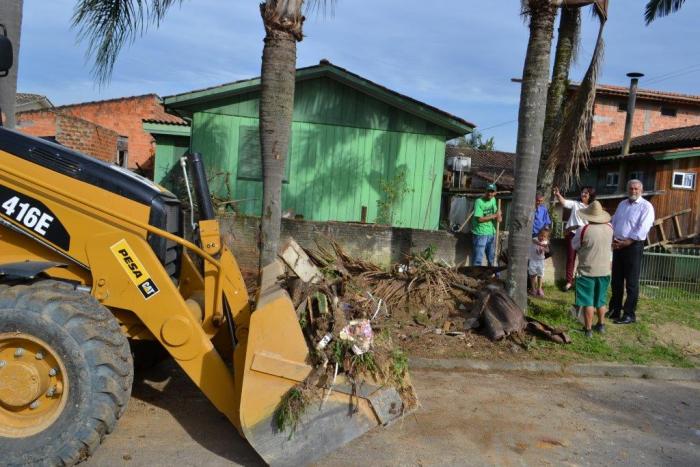 Read more about the article Mais de 100 caminhões de entulho foram recolhidos no primeiro dia de mutirão em Cocal