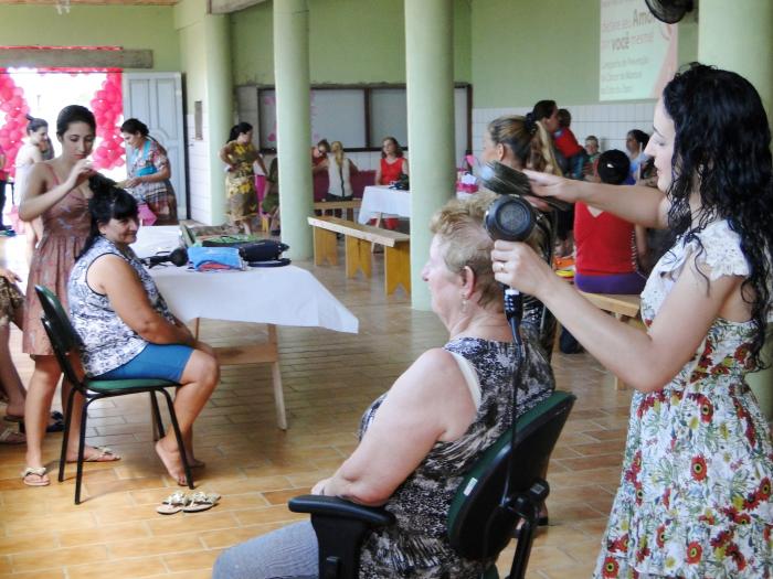 Read more about the article Serviços de beleza atraem mulheres para o exame preventivo no Cristo Rei